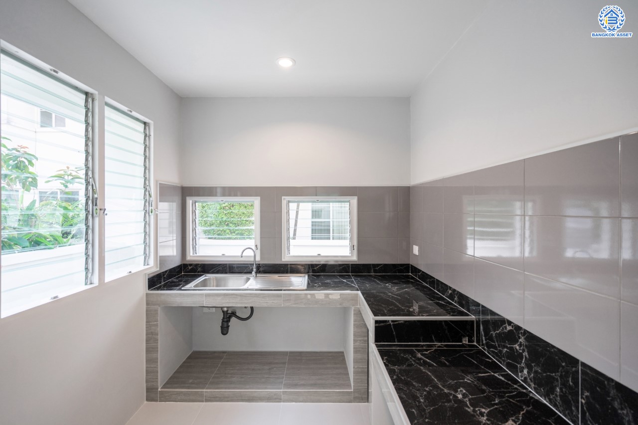 บ้านมือสองตกแต่งใหม่ คุณภาพ LH โครงการ มัณฑนา ปิ่นเกล้า-พระราม5 บรรยากาศเงียบสงบ มีความเป็นส่วนตัว เนื้อที่ 58 ตร.ว. ฟังก์ชัน 3 ห้องนอน 2 ห้องน้ำ 2 ที่จอดรถ facility ครบครัน! บนทำเลเดินทางสะดวก หน้าโครงการติดถนนนครอินทร์ ใกล้วงเวียนพระราม5 และจุดขึ้นทางด่วน "ศรีรัช"